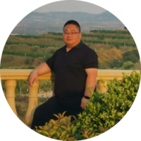 图片包含 镜子, 风景, 男人, 山描述已自动生成