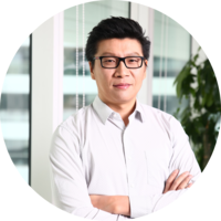 窗户前的男人中度可信度描述已自动生成