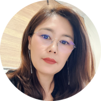 女人的脸描述已自动生成