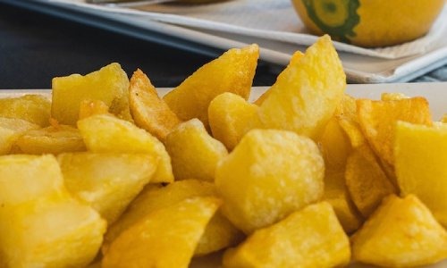 （patatas bravas）